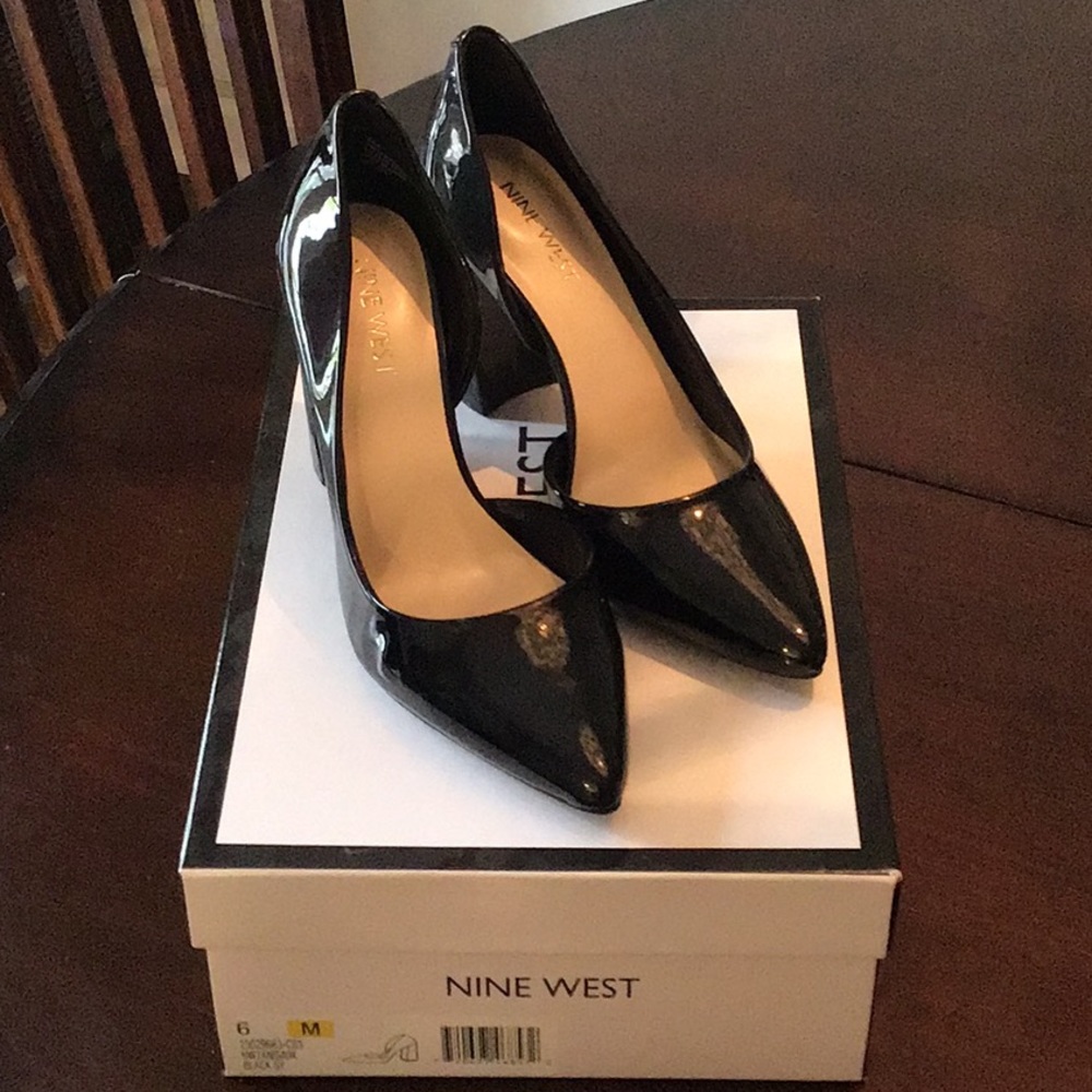 Chic black pumps
